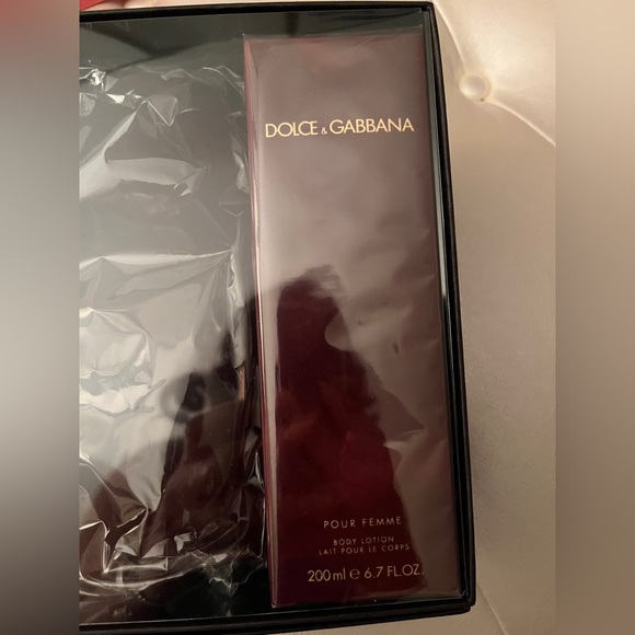 New Dolce and Gabanna 2pc lotion and clutch set in a box - Picture 2 of 6